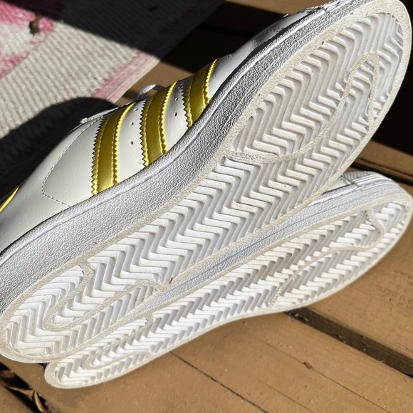 Adidas Superstar White/Gold Metallic Shoes Women's 7 mens 5.5 - Picture 6 of 8